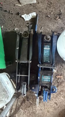 un tas de téléphones portables posé par terre à côté d'une poubelle