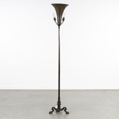 un grand lampadaire muni de trois lampes à chaque extrémité