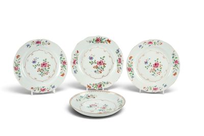 trois assiettes à motifs floraux posées sur une surface blanche