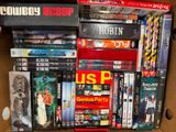 une boîte en carton remplie de DVD et d'autres films