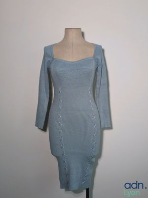 une image d'une robe sur un mannequin