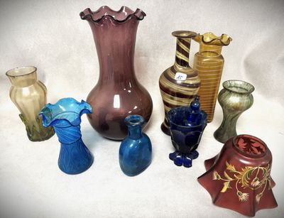 un grand nombre de vases posés sur une table