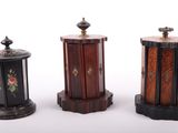 Trois types différents d'objets décoratifs sont présentés sur une surface blanche