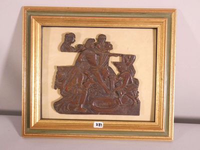 sculpture sur bois représentant un homme et une femme dans un bateau, dans un cadre