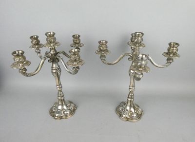 paire de candélabres et de bougeoirs en métal argenté