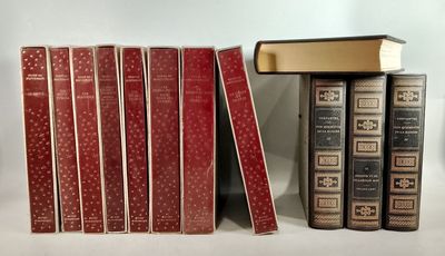 plusieurs livres sont empilés sur une table