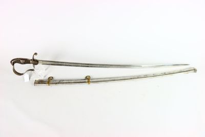 une paire de deux épées, dont l'une a été coupée en deux et l'autre est une épée avec