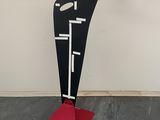 une image représentant une sculpture d'un homme coiffé d'un chapeau rouge