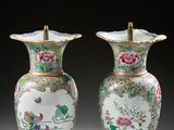 paire de vases chinois avec des fleurs et des oiseaux peints dessus