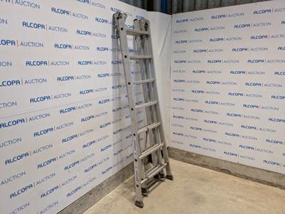 une échelle appuyée contre un mur dans une pièce