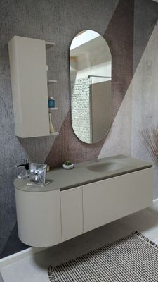 une salle de bains équipée d'un lavabo, d'un miroir et d'un tapis au sol