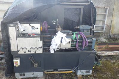une machine qui se trouve au bord de la voie ferrée