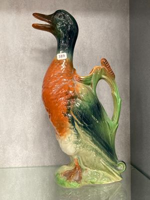 un oiseau perché sur une étagère en verre