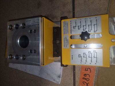 une boîte jaune sur laquelle se trouve une horloge
