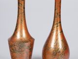 paire de vases de couleur cuivrée ornés de motifs à la feuille d'or