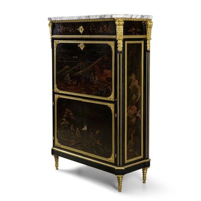 un meuble ancien peint en noir et or, avec un plateau en marbre