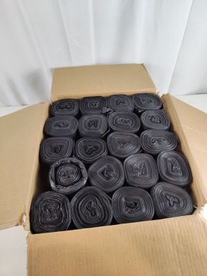 une boîte en carton remplie de rouleaux de tissu noir enroulés