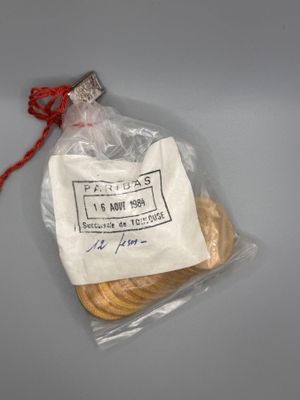 un paquet de biscuits posé sur une table