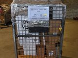 un chariot contenant de nombreux cartons dans un entrepôt