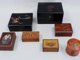 de nombreux types de boîtes en bois sur la table