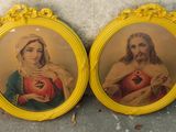deux tableaux encadrés représentant Jésus et Marie tenant une pomme