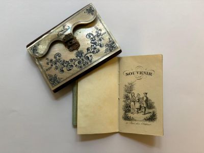 Lot comprenant un porte monnaie violonné en écailles et incr…