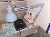 une lampe posée sur une table dans un coin de la pièce