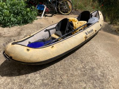 un bateau posé par terre à côté d'un vélo