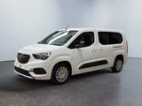 La petite camionnette blanche est garée dans une grande pièce.