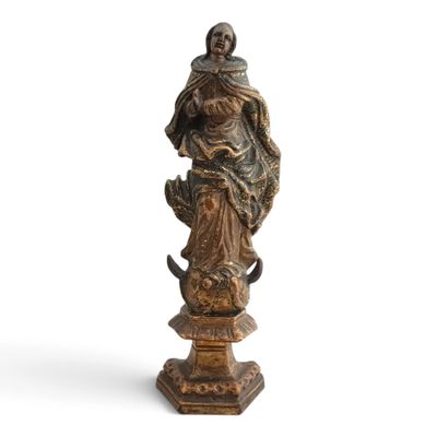 une vieille statue représentant une femme tenant un chat sur un socle