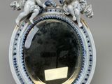 un petit miroir orné de deux chérubins