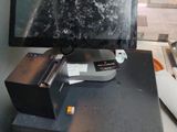 un écran d'ordinateur posé sur un bureau