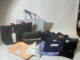 beaucoup de vêtements et de sacs posés sur une table