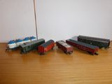 Plusieurs petits trains sont alignés sur une table en bois