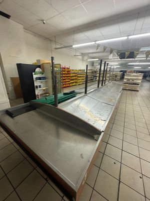 un grand comptoir métallique au milieu d'un magasin
