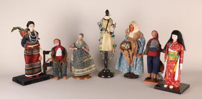 sept figurines représentant des personnes vêtues de costumes traditionnels