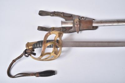 un très vieux pistolet et une paire de ciseaux posés sur une surface blanche