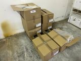 de nombreux cartons posés sur le sol de la pièce