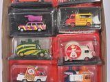 une boîte en carton remplie d'une sélection de petites voitures