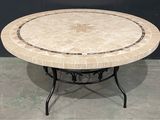 une table en marbre ornée d'un motif en forme d'étoile