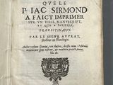 un livre ouvert avec un titre en noir et blanc