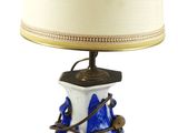 un vase bleu et blanc surmonté d'une lampe