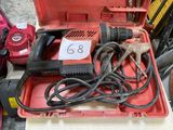 une boîte à outils rouge avec des outils sur une table