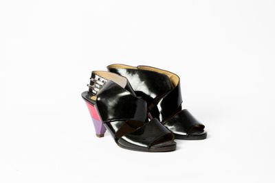 bottines en cuir noir avec des talons multicolores sur fond blanc
