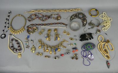 de nombreux types de bijoux sur la table