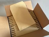 une boîte en carton avec un tas de livres à l'intérieur