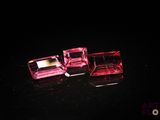 deux cubes roses de forme carrée posés sur une surface noire