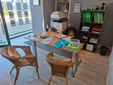 un bureau avec deux chaises et un ordinateur dessus