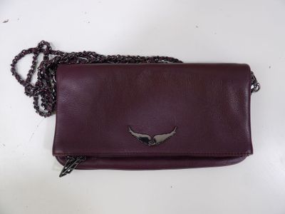 une photo d'un sac à main en cuir violet entouré d'une chaîne