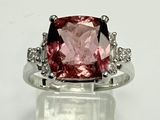 une bague sertie d'une pierre rose et blanche